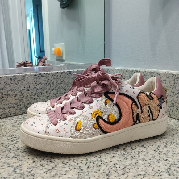 Coach - Picture 1 of 15
